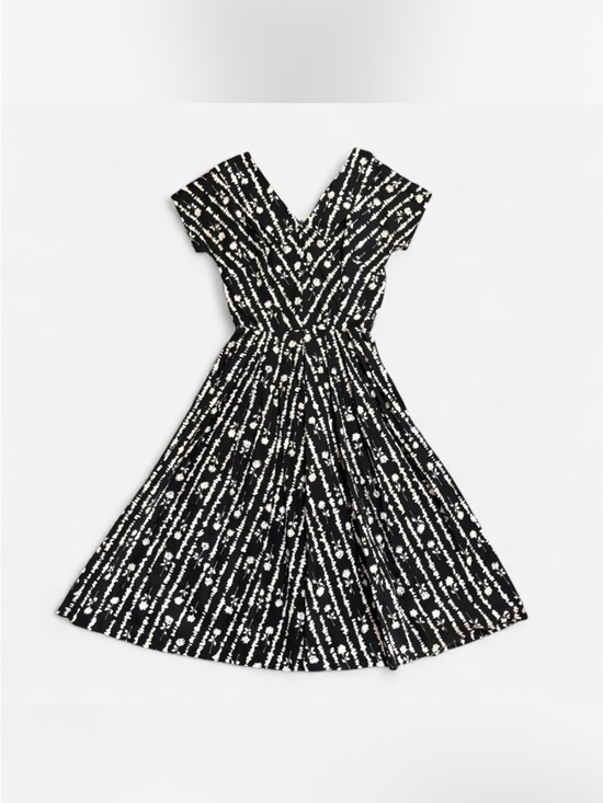 American Vintage Dresses & Skirts - Black & white floral 60s handmade dress with a V-neckline and sweet Peter Pan